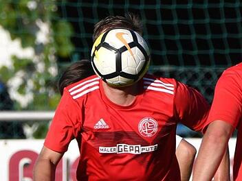Nur noch Fu&szlig;ball im Kopf? Der Marktgraitzer Colin Gloystein (links) will mit seinem Team jedenfalls wieder in die Erfolgsspur zur&uuml;ckkehren, auch wenn die Aufgaben am Wochenende schwierig sind. Foto: Gunther Czepera