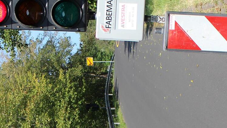 Die Ausfahrt der Leimbachstraße in die Bundesstraße wird durch eine Ampelschaltung  geregelt. Foto: Julia Raab