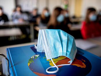 Wird ein Schüler positiv getestet wird, werden jetzt nur noch die Kontaktpersonen im familiären Umfeld ermittelt.