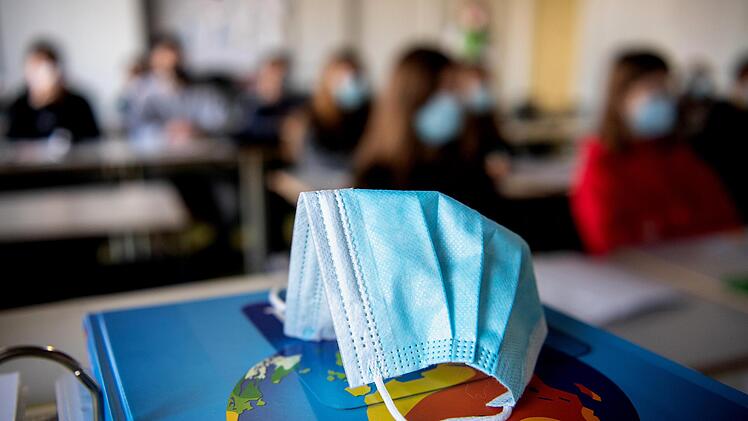 Wird ein Schüler positiv getestet wird, werden jetzt nur noch die Kontaktpersonen im familiären Umfeld ermittelt.