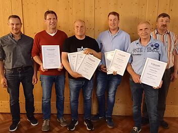 Ehrungen für die höchste Lebensleistung der abgegangenen Kühe sowie für 100.000 kg Milch Lebensleistungskühe. Auf dem Foto sind zu sehen (von links): Klaus Förster (AELF Kitzingen-Würzburg), Norbert Götz (Aschach), Holger Knauer (Platz), Lukas Hah...