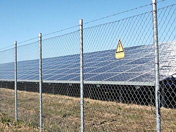 Eine derartige Freiflächen-Photovoltaikanlage soll an der Banzer Straße in Untersiemau angelegt werden.