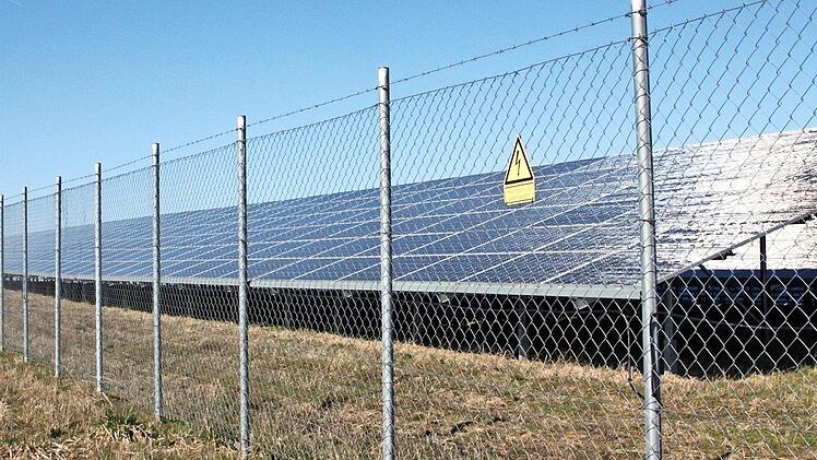 Eine derartige Freiflächen-Photovoltaikanlage soll an der Banzer Straße in Untersiemau angelegt werden.