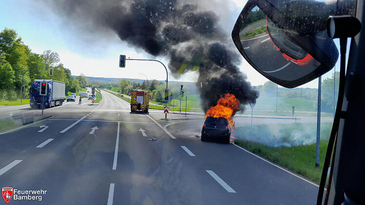 Auto geht in Flammen auf - Brand auf Bundesstraße bei Bamberg