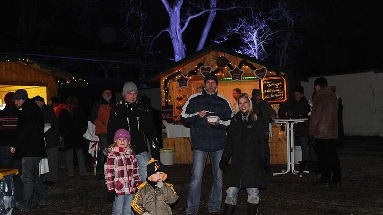 Adventsmarkt Eggolsheim: Stimmungsvoll in der Kälte.  Foto: Mathias Erlwein
