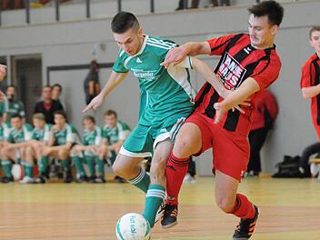 Störmanöver: Florian Jakobsche vom FC Bad Brückenau attackiert den ballführenden Hammelburger Wjatscheslaw Laber. Die Brückenauer gewinnen die Vorrundenpartie mit 1:0. Foto: ssp