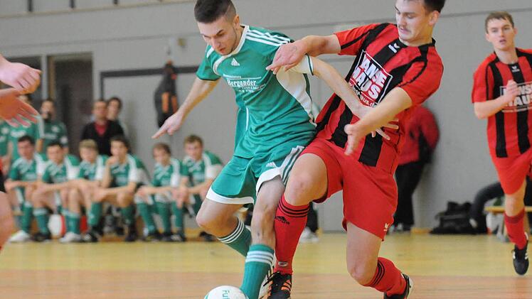 Störmanöver: Florian Jakobsche vom FC Bad Brückenau attackiert den ballführenden Hammelburger Wjatscheslaw Laber. Die Brückenauer gewinnen die Vorrundenpartie mit 1:0. Foto: ssp