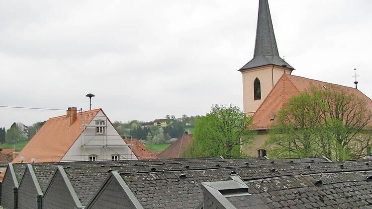 Eine der investiven Maßnahme ist der Erneuerung des Turnhallendaches in Burgwindheim. Foto: Konrad Götz