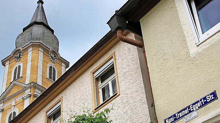 Im Burgkunstadter Stadtkern zweigt die Kuni-Tremel-Eggert-Straße vom Marktplatz ab. Foto: Matthias Einwag