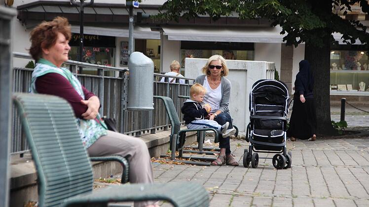 Die grünen Metallstühle werden in Kürze vom Paradeplatz verschwinden, um den Serena-Bänken Platz zu machen. Foto: Ekkehard Roepert