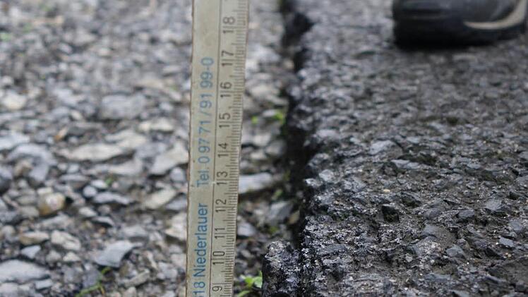 Der Verbindungsweg zwischen Reichenbacher Straße und Michelsgrund ist in schlechtem Zustand, vor allem die Abbruchkante zum Seitenstreifen. Foto: eik