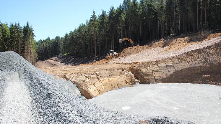 Am Fundament des fünften Windrads wird noch gebaut.  Foto: Friedwald Schedel