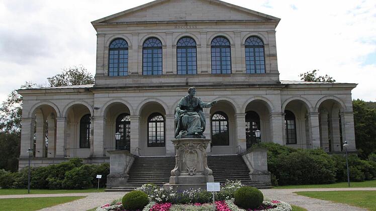 Noch heute erinnert das Standbild von König Ludwig I. vor dem Kursaalgebäude an den Förderer des Staatsbades. Foto: Ulrike Müller