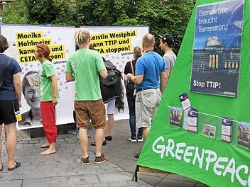 Mit Plakaten und Infomaterial machten die Greenpeace-Vertreter auf der Unteren Brücke mobil gegen Ceta. Foto: RiegerPress