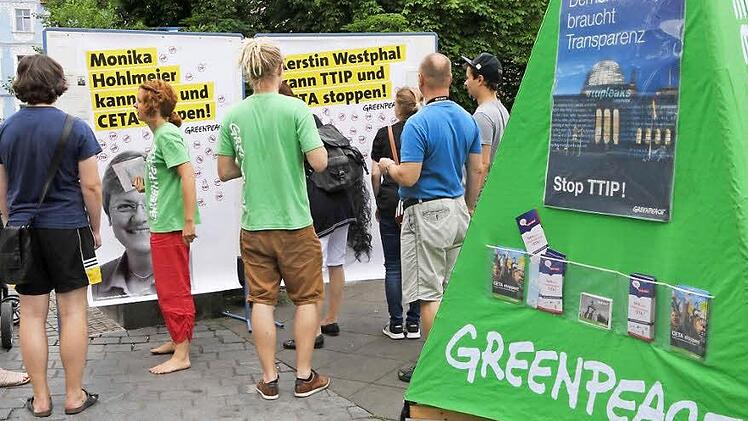 Mit Plakaten und Infomaterial machten die Greenpeace-Vertreter auf der Unteren Brücke mobil gegen Ceta. Foto: RiegerPress