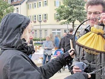 Passt die Lampe in unsere Diele? Christine und Steffen S. stöbern auf dem Flohmarkt der Generationen.