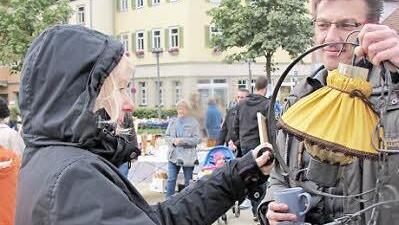 Passt die Lampe in unsere Diele? Christine und Steffen S. stöbern auf dem Flohmarkt der Generationen.