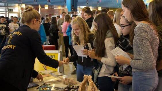 Großer Andrang herrschte unter anderem auch am Stand der Ballettschule "On Point" (Bild unten). Fotos: Jule Müller