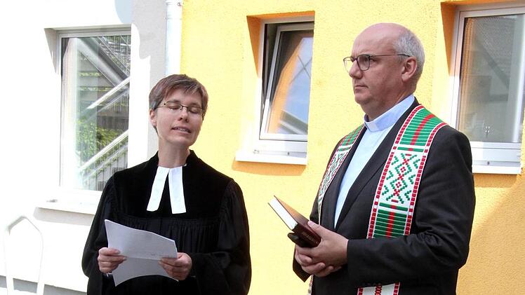 Pfarrerin Andrea Schäfer und Pfarrer Helmut Hetzel  stellten  das Gebäude unter Gottes Segen.Foto: Richard Sänger