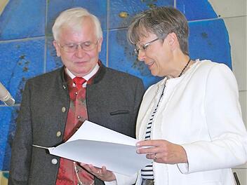 Regierungspräsidentin Heidrun Piwernetz "entlässt" Anton Staudigl per Urkunde in den wohlverdienten Ruhestand.  Fotos: Iris Kroon-Lottes