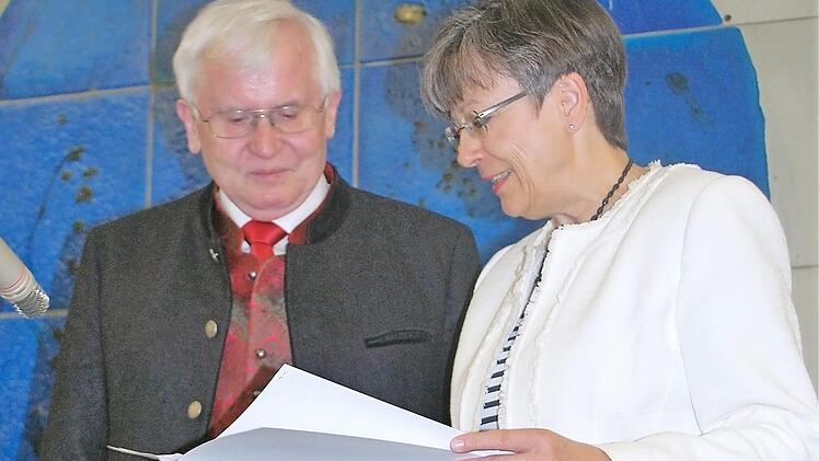 Regierungspräsidentin Heidrun Piwernetz "entlässt" Anton Staudigl per Urkunde in den wohlverdienten Ruhestand.  Fotos: Iris Kroon-Lottes