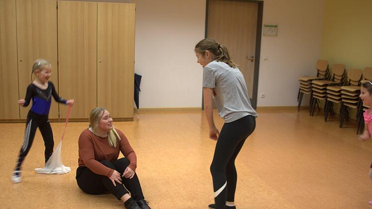 Spielerisch soll beim Faschingsverein Seßlach ein kleines Tanzmariechen an seine herausragende Rolle herangeführt werden. Auf den Aufruf zu einem ersten Probetermin hatte sich einzig Laura Müller (links) gemeldet. Beim Fangspiel mit dem großen Tanzmariechen Mia Thein, Trainerin Luisa Fischer und Merle Rottmann (von links) legte die junge Seßlacherin ihre anfängliche Scheu allmählich ab.
