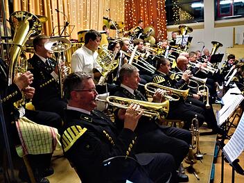 Spielfreude und Einsatzbereitschaft zeichneten die Bergmannskapelle Stockheim bei ihrem traditionellen Weihnachtskonzert unter der Stabführung von Michael Botlik aus. 49 Musikanten begeisterten im Bergmannskleid in der Schulturnhalle jung und alt.  Foto: Gerd Fleischmann