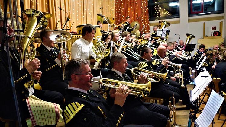 Spielfreude und Einsatzbereitschaft zeichneten die Bergmannskapelle Stockheim bei ihrem traditionellen Weihnachtskonzert unter der Stabführung von Michael Botlik aus. 49 Musikanten begeisterten im Bergmannskleid in der Schulturnhalle jung und alt.  Foto: Gerd Fleischmann