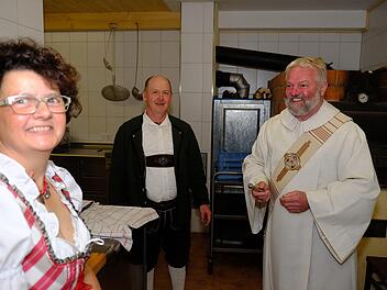 Diakon Martin Weisenberger segnet den Neubau von Cornelia und Robert Koch. Foto: Gerd Schaar