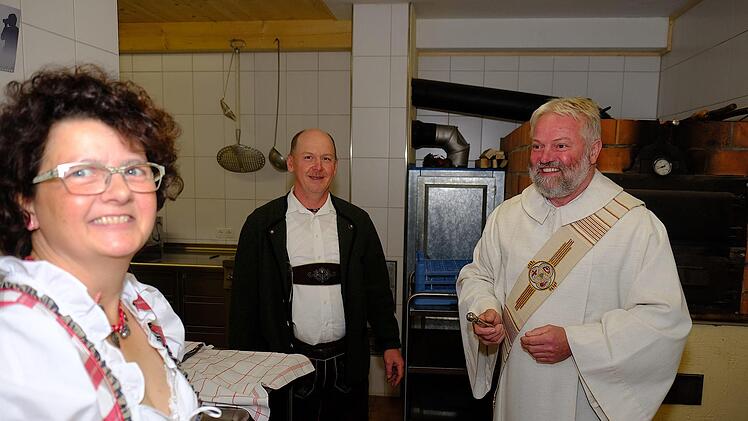 Diakon Martin Weisenberger segnet den Neubau von Cornelia und Robert Koch. Foto: Gerd Schaar