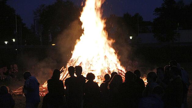 Johannisfeuer in Ebermannstadt - so wird es in den meisten Gemeinden der Region Forchheim am kommenden Wochenende nicht aussehen. Viele Veranstalter und Gemeinden unterbinden das Anzünden der Feuer. Foto: Josef Hofbauer/Archiv