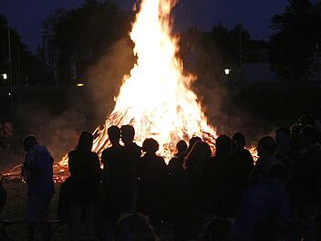 Johannisfeuer in Ebermannstadt - so wird es in den meisten Gemeinden der Region Forchheim am kommenden Wochenende nicht aussehen. Viele Veranstalter und Gemeinden unterbinden das Anzünden der Feuer. Foto: Josef Hofbauer/Archiv