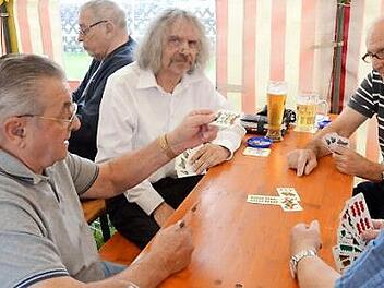 Pater Helmut Haagen (hinten links) hatte es mit ausgepichten Schafkopfkartern zu tun.  Foto: K.-H. Hofmann