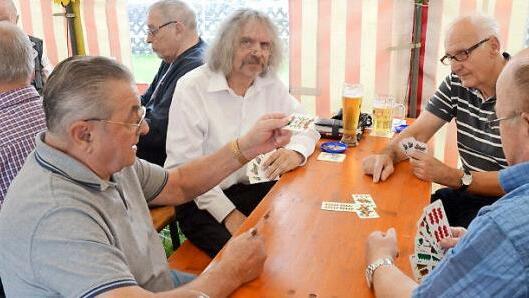 Pater Helmut Haagen (hinten links) hatte es mit ausgepichten Schafkopfkartern zu tun.  Foto: K.-H. Hofmann