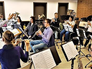 Wertungsspiel-Coach Florian Unkauf mit den Neukenrother Musikanten bei der Erarbeitung des Musikstücks "Border Zone"  Foto: Gerd Fleischmann