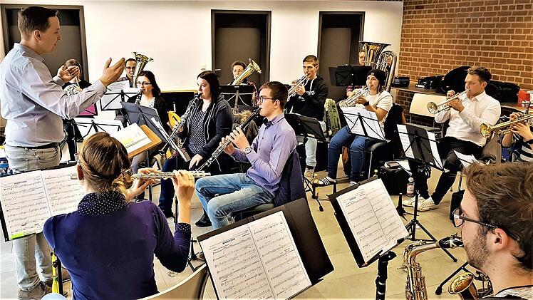 Wertungsspiel-Coach Florian Unkauf mit den Neukenrother Musikanten bei der Erarbeitung des Musikstücks "Border Zone"  Foto: Gerd Fleischmann