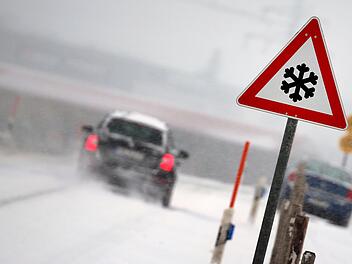 Unfall bei Schneegl&auml;tte: Minifahrer &uuml;berschl&auml;gt sich bei Kirchehrenbach