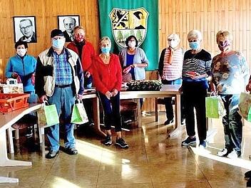 Im Rathauses wurden von freiwilligen Helfer für alle Bürger über 65 Jahre Geschenke verpackt und ausgetragen.  Foto: Margarete Wunder-Blinzler
