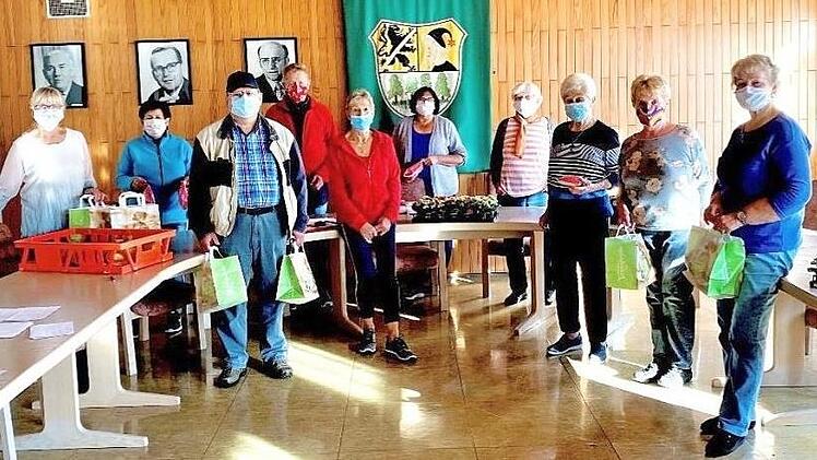 Im Rathauses wurden von freiwilligen Helfer für alle Bürger über 65 Jahre Geschenke verpackt und ausgetragen.  Foto: Margarete Wunder-Blinzler