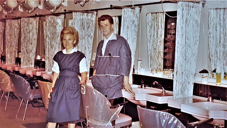 Die Friseurmeister Hannelore und Leonhard Schießer im neuen, 1961 eröffneten Friseursalon. Repro: Sigismund von Dobschütz