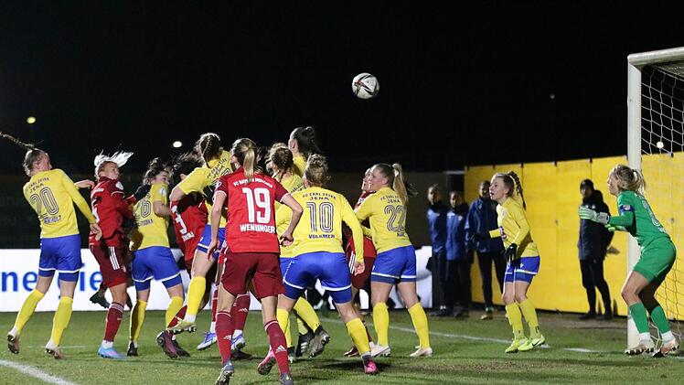 Reichlich Abwehrarbeit musste Annika Graser gegen die Frauen des FC Bayern München verrichten, Auf dem Bild verteidigt die Auraerin unmittelbar vor Torfrau Inga Schuldt.