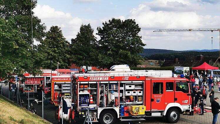 Einige neue Fahrzeuge der Feuerwehren sind vor der Rh&ouml;nfesthalle gezeigt worden. Die Kleinen haben eine Runde im Feuerwehrauto mitfahren k&ouml;nnen.