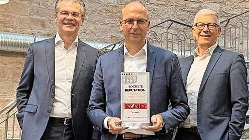 Stolz auf die Region: Die VR-Bank Bad Kissingen wurde als reputationsstärkste Volks- und Raiffeisenbank Deutschlands ausgezeichnet. V.l.n.r. das Vorstandsteam: Michael Kaiser, Rainer Geis und Jürgen Klubertanz.