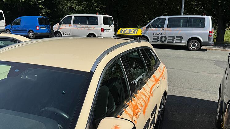 Beschmierte Taxis in Hof