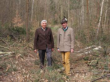 Johann-Friedrich Fürst zu Castell-Rüdenhausen (rechts) und Betriebsleiter Ludwig Neeb gehen gerne im Wald spazieren.  Foto: Sabine Herteux