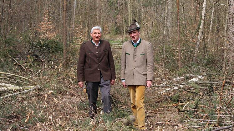 Johann-Friedrich Fürst zu Castell-Rüdenhausen (rechts) und Betriebsleiter Ludwig Neeb gehen gerne im Wald spazieren.  Foto: Sabine Herteux