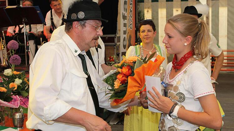 Jugendwart Ludwig Stumpf kürt die neue Jungschützenkönigin Selina Weber. Foto: Michael Wunder