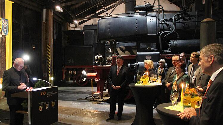 Bezirkstagspräsident Denzler bei der Laudatio.