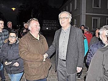 Bürgermeister Anton Bauernschubert (rechts) freut sich mit Egon Klöffel über dessen Wahl. Foto: Daniel Wiener