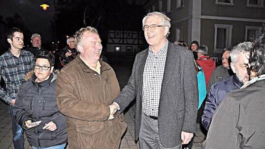 Bürgermeister Anton Bauernschubert (rechts) freut sich mit Egon Klöffel über dessen Wahl. Foto: Daniel Wiener